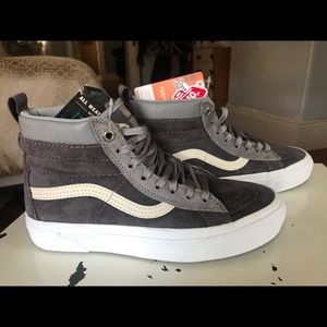 Never worn, size 5.5 grey Vans